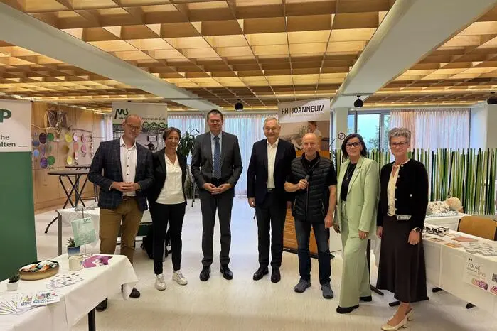 Betriebsdirektor Manfred Kocever, Pflegedirektorin Johanna Mandl, Finanzvorstand Ulf Drabek, Vorstandsvorsitzender Gerhard Stark, Ärztlicher Direktor Erich Schaflinger, LAbg. Cornelia Izzo und Michaela Aschenbrenner, Direktorin der Schule für Gesundheits- und Krankenpflege