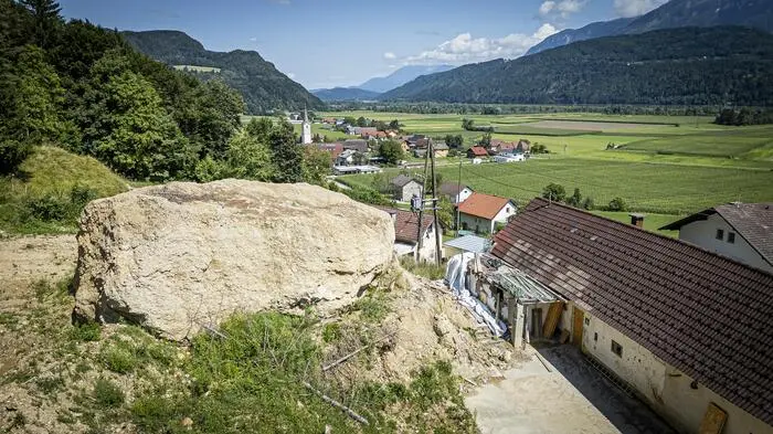 Wie ein drohendes Mahnmal steht der Felsen heute noch dort in Rottenstein, wo er vor einem Jahr das Haus unter sich begrub