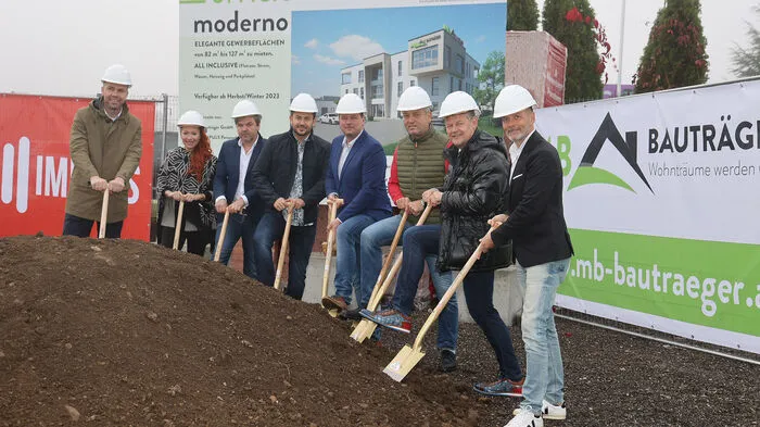 Almedin Zecic, Sanela Hodcic (Selling homes), Christian Leitgeb, Mirsad Badic, Christian Krassnitzer, Wirtschaftsreferent Max Habenicht, Bürgermeister Christian Scheider und Andreas Fritz vom Wirtschaftsservice Klagenfurt.