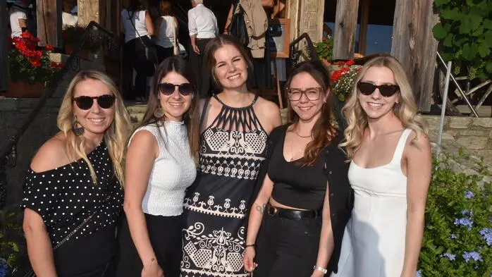 Sie sind nicht nur fleißig, sondern sie können auch ausgiebig feiern. Das bewiesen die Mitarbeiterinnen und Mitarbeiter der Heiltherme Bad Waltersdorf bei der diesjährigen Black&White Party