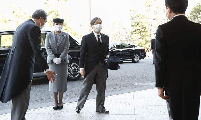 Japans Kaiser Naruhito und seine Frau Masako treffen zu einer Gedenkveranstaltung in Tokio ein
