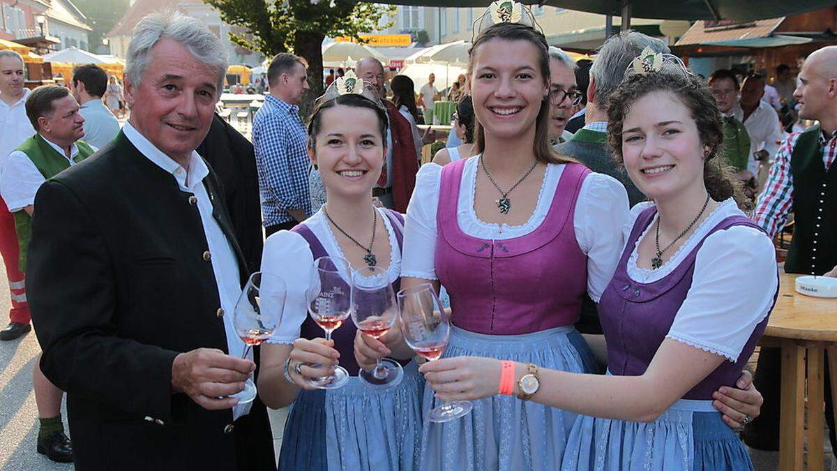Weinbaudirektor Werner Luttenberger mit den Weinhoheiten Katrin I, Beatrix und Lisa