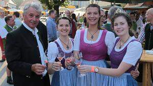 Weinbaudirektor Werner Luttenberger mit den Weinhoheiten Katrin I, Beatrix und Lisa