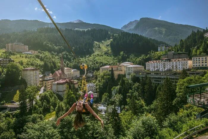 Internationale Investoren und Hotelerneuerer haben nun den Kurort mit dem morbiden Charme vergangener Glanzzeiten und dem urbanen Flair der Belle-Époque-Paläste aus dem Dornröschenschlaf geweckt.