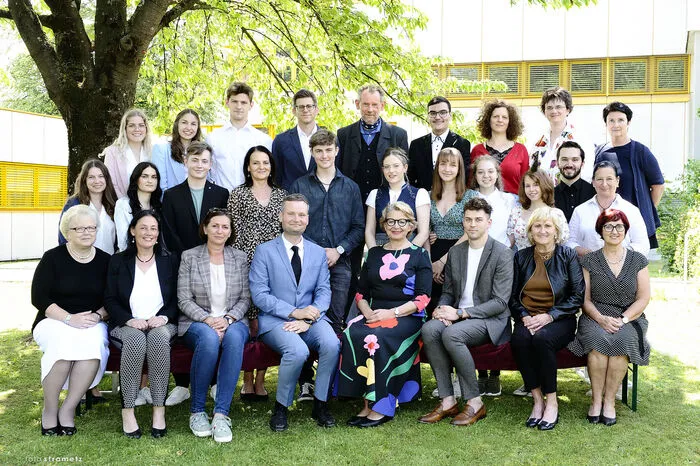 Die 8c Klasse mit Klassenvorstand Michael Peter Berdev: Heike Leitinger, Jara Gutjahr, Sebastian Wenzl, Almir Djulic, Sabrina Pinter, Jeremias Tockner, Michael Schulze, Maria Neger, Larissa Rexeis, Jana Arnfelser und Mona Marisch (fehlend: Anja Kornberger, Christoph Kortschak und Lukas Sommerauer).