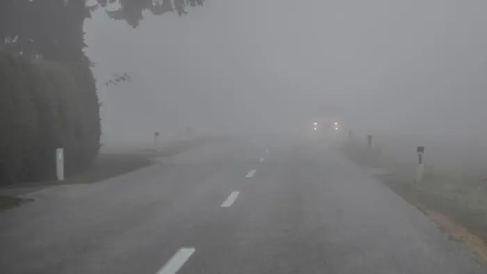 Sujet Nebel Straße schlechte Sicht Auto Herbst Oktober 2018