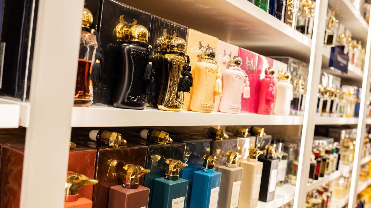 In einer Parfumerie schlug ein bislang unbekannter Täter zu.