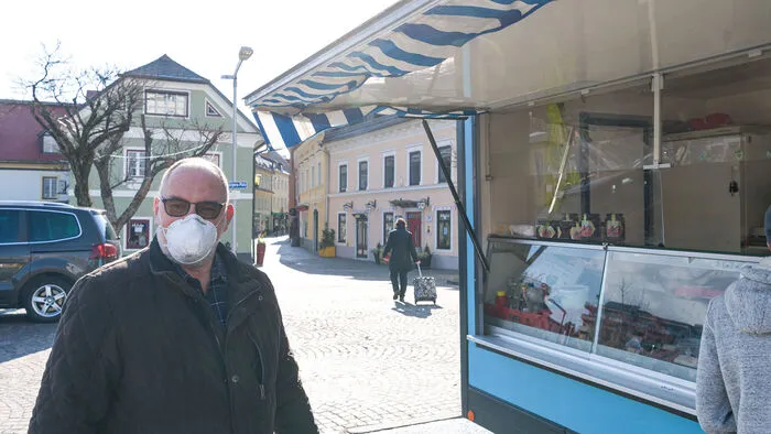 Selbst im Außenbereich des Marktes tragen einige Besucher bereits eine Schutzmaske