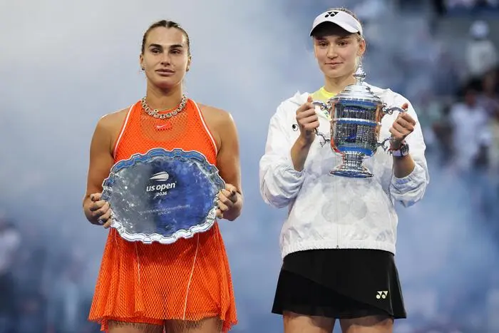 Aryna Sabalenka (links) und Jelena Rybakina: Wer das Turnier gewonnen hat, lässt sich aus den Mimiken der beiden nicht so leicht erschließen