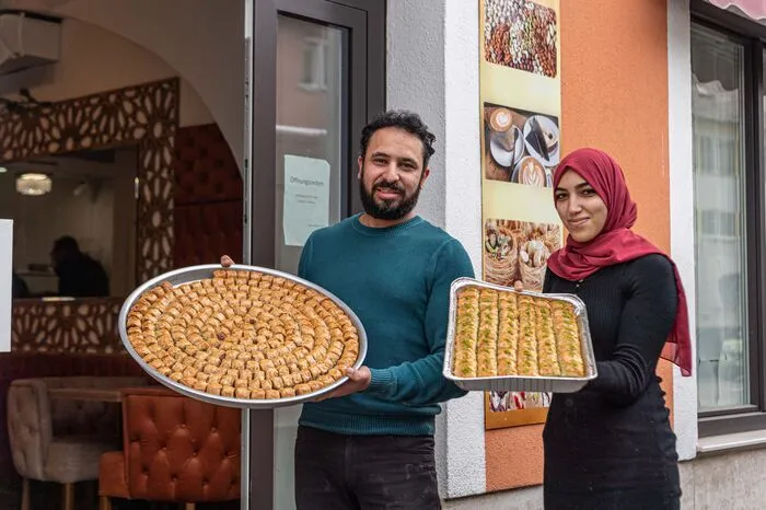 Für Afana Mohammed (im Bild mit Rahma Kamhawi), der neben dem Sultan's Sweets &amp; Coffee am Griesplatz auch die Pizzeria Fontana di Trevi in der Leonhardstraße führt, kann ein Ausbau den Griesplatz nur noch besser machen: "Die Lage hier ist super, von hier aus erreicht man alles schnell", sagt er. Obwohl er meint, das Geschäft mit orientalischen Süßigkeiten könne nur hier funktionieren ("wegen der Laufkundschaft") freut er sich übrigens immer mehr österreichische Kunden: Seit der Laden ein Fixpunkt in der Gries-Führung von Graz-Tourismus ist.