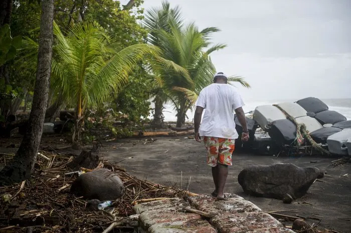 Auf der Insel Dominica gebe es ersten Informationen zufolge weit verbreitet Zerstörung, zitierte der TV-Sender TeleSur Regierungschef Roosevelt Skerrit in der Nacht auf Dienstag (Ortszeit). Seine größte Sorge für den Morgen seien Nachrichten über Verletzte und mögliche Tote.