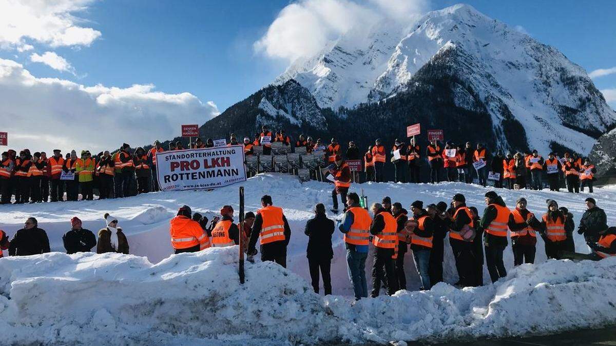 Demonstration unterm Grimming gegen das geplante Leitspital Ende Jänner im Bezirk Liezen