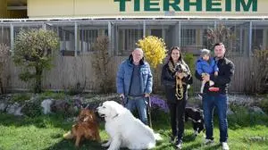 Hans Nagel mit Michaela und Patrick Harb, zwei großen Unterstützern des Tierheims