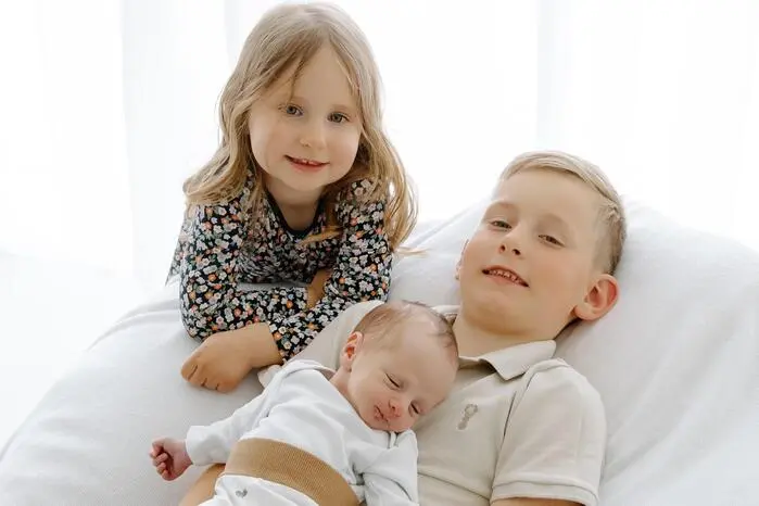Am 4. April wurde Oliver Franz (2520/48) als drittes Kind der Familie Sattler geboren. Über den Familienzuwachs freuen sich die Eltern Romana und Philipp sowie die stolzen Geschwister Jonas und Florentina.