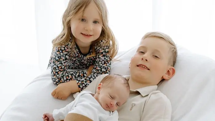 Am 4. April wurde Oliver Franz (2520/48) als drittes Kind der Familie Sattler geboren. Über den Familienzuwachs freuen sich die Eltern Romana und Philipp sowie die stolzen Geschwister Jonas und Florentina.