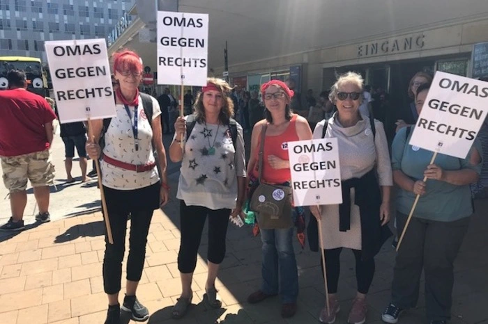 Auch die "Omas gegen Rechts" sind dabei.