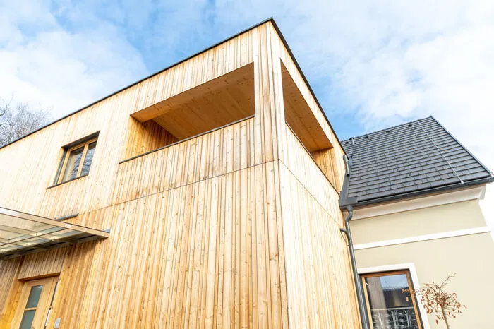 Für das Ehepaar, das den Geflügelhof mit Legehennen von Walter Temmels Eltern vor neun Jahren übernommen hat, stand von Anfang an fest, das mehr als sanierungsbedürftige Gebäude betrieblich zu nutzen. So entstanden in dem Haus, anno 1841, ein Weinkeller, ein Café, ein Bauernladen und zwei Ferienwohnungen. 