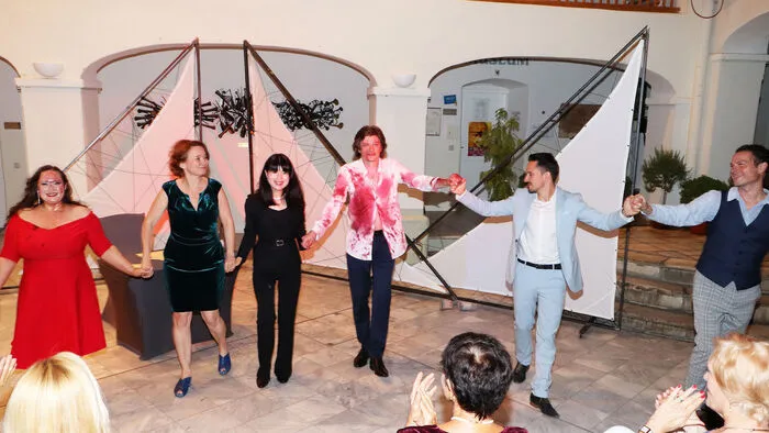Die Rollen dieses Dramas sind dem Ensemble der Sommeroper im Amthof förmlich auf den Leib geschneidert: In der Titelpartie der zutiefst emotionalen unterdrückten Ehefrau wird die polnische Sopranistin Iza Kopec zu erleben sein, ihren Ehemann, den „Silberrücken“ Guisa, verkörpert der Kärntner Bariton und Intendant der Sommeroper Johannes Hanel. Ein Neuzugang ist der junge slowakische Tenor Juraj Kuchar, der ihm als Megrino nicht nur die Macht streitig macht, sondern auch die Ehefrau. Die Rolle des reinen Liebenden Arturo wird der Kärntner Countertenor Armin Gramer übernehmen. Und auch das Leading Team bleibt dem Amthof treu: Nana Masutani ist als One-Woman-Orchester am Klavier zu bewundern, Regisseurin ist wieder Ulla Pilz.