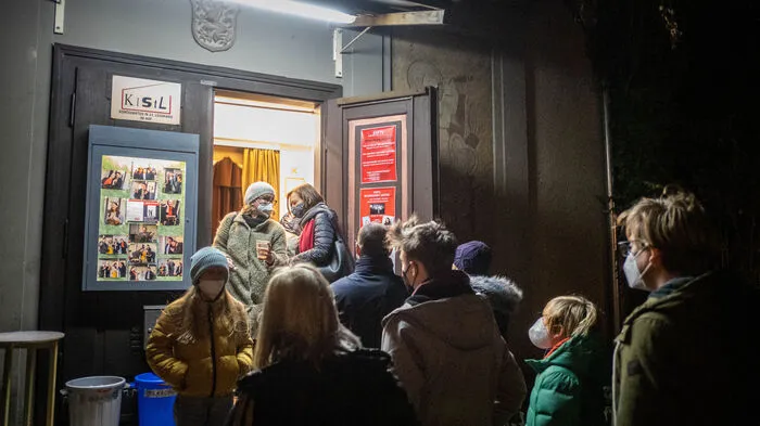 Im Hinterhoftheater KiStL in der Rechbauerstraße wurde am Freitag zum letzten Mal zur Premiere geladen ...