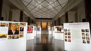 Halle mit großen Schautafeln auf beiden Seiten | Ausstellung „Auf derselben Seite“ im Foyer des kärnten.museums