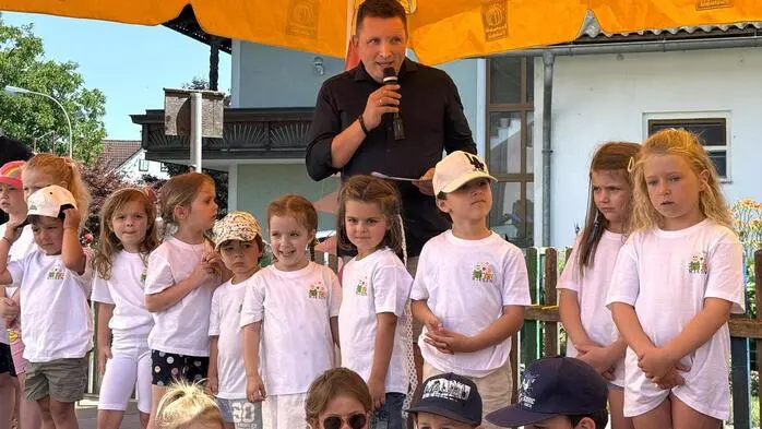 Bei herrlichem, hochsommerlichem Wetter pilgerten hunderte Mütter, Väter, Großeltern und Gäste am letzten Samstagvormittag nach Übersbach, um das 50-jährige Bestehen dieser so wichtigen Kinderbetreuungseinrichtung – eine von insgesamt sieben Kindergärten der Stadtgemeinde Fürstenfeld – mit viel Elan und jeder Menge Emotionen zu feiern.