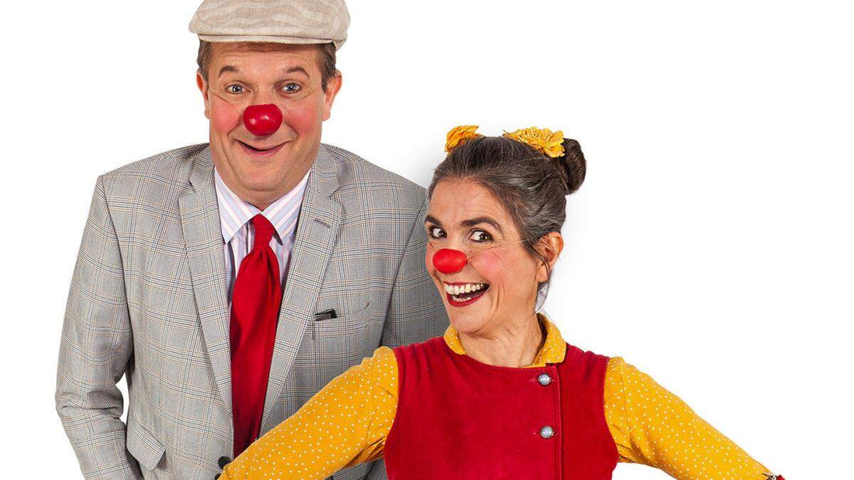 Die Rote-Nasen-Clowndoctors lassen sich mit der Hebebühne vor die Fenster des LKH Villach heben