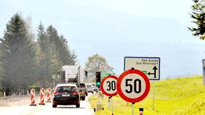 Vergangene Woche war das Straßenstück nur einspurig befahrbar, der Verkehr wurde wechselseitig angehalten