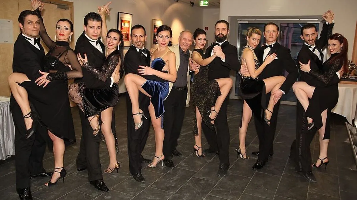 Obmann Rudi Wilfinger (Mitte) mit den Tänzern von „Tango Fatal“