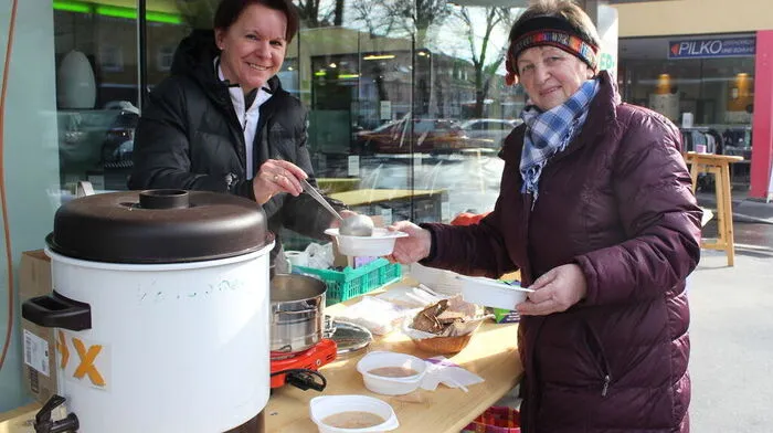 Sieglinde Uhl und Elisabeth Schabel schenkten köstliche Suppe aus