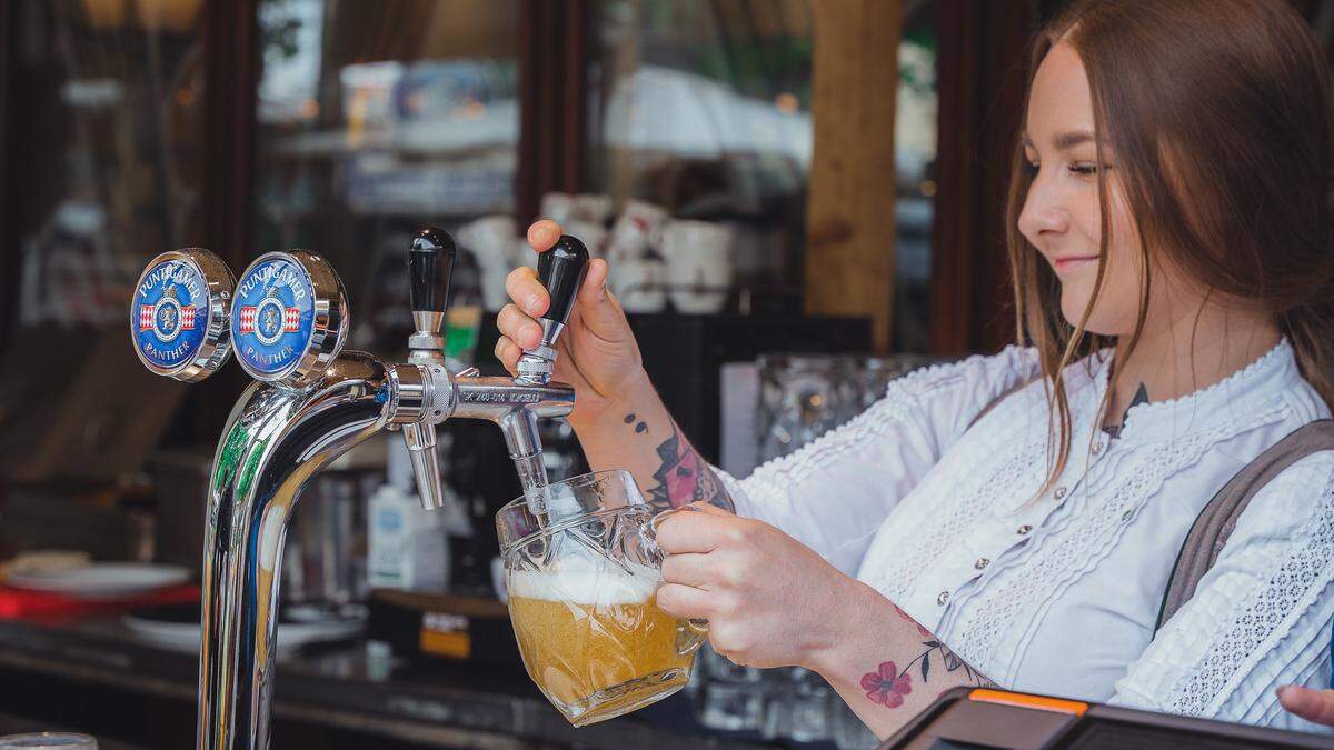 Ein Bier kostet im Biergarten jetzt 37 Schilling – oder 4,20 Euro