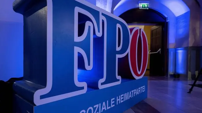 Großer „FPÖ – Die soziale Heimatpartei“-Aufsteller.