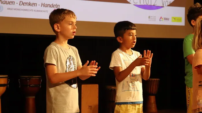 Bei der Abschlussveranstaltung vom Projekt "Schauen - Denken - Handeln" der ARGE Menschenrechte und Klimaschutz wurde viel gesungen.