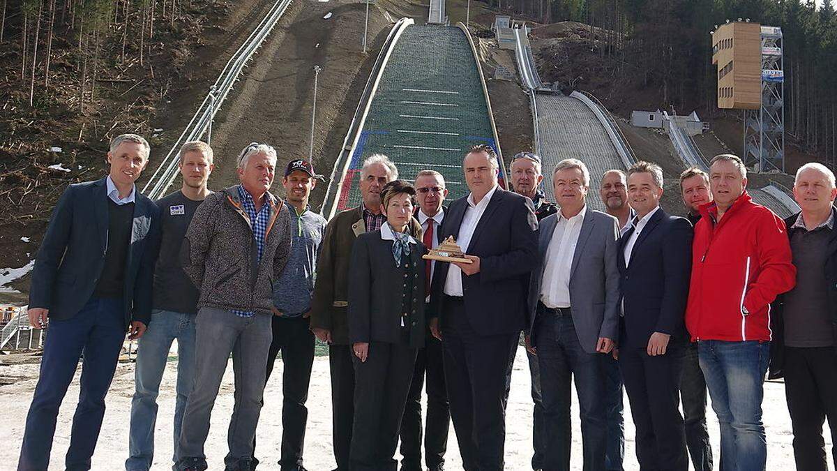 Sportminister Hans Peter Doskozil (M.) mit Vertretern der Region Eisenerz, des NAZ und des Landes