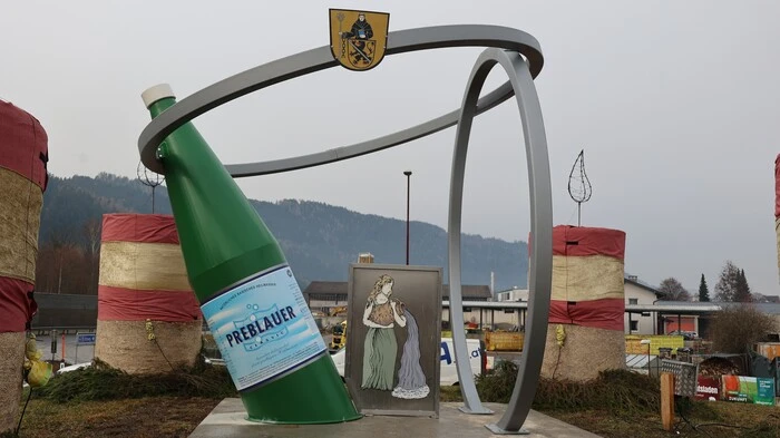  Die Installation aus nicht rostendem Stahl beinhaltet eben diese Kurbadnixe und eine riesige Preblauer-Flasche, die beide von zwei großen Ringen umfasst werden. | Eine rund vier Meter hohe Skulptur auf der Verkehrsinsel an der Südausfahrt von Bad St. Leonhard wurde nun installiert
