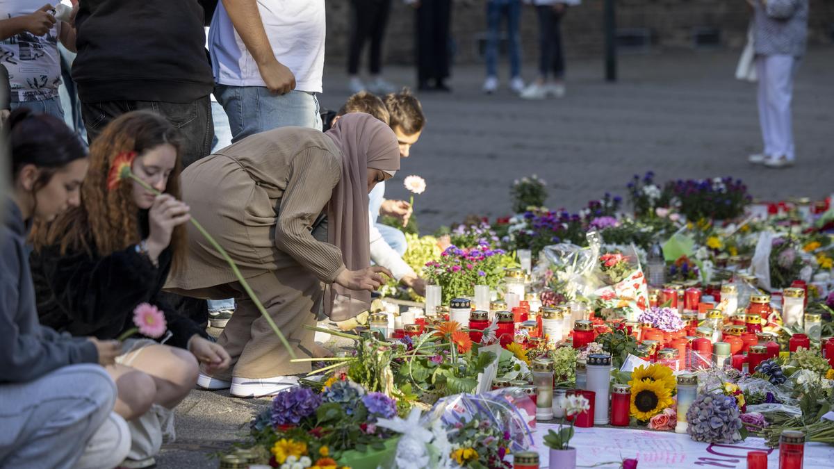 Menschen legen in der Nähe des Tatorts in Solingen Blumen und Kerzen zum Gedenken der Opfer nieder | Menschen legen in der Nähe des Tatorts in Solingen Blumen und Kerzen zum Gedenken der Opfer nieder