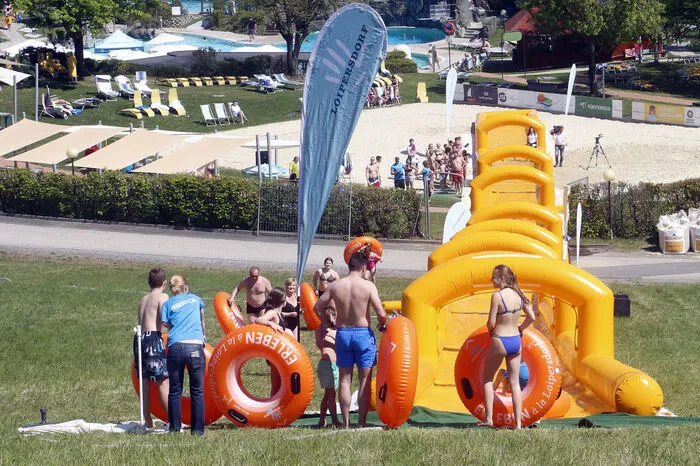 Die neue 100 Meter lange aufblasbare Riesenwiesen-Rutsche...