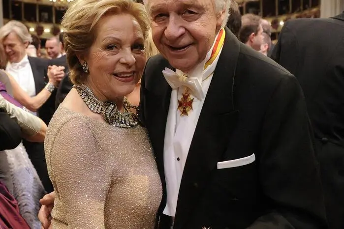 „Ich freue mich, dass es mich gibt.“ (Angeführt in der Biografie) - Im Bild beim Opernball 2013 mit Gattin Ingeborg