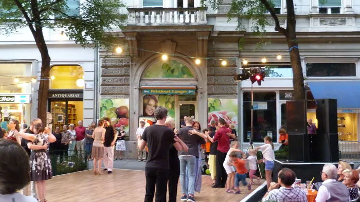 Im Rahmen des La Strada Festival wurde am Mittwoch mitten auf der Straße getanzt. Genauer gesagt in der Kaiserfeldgasse.