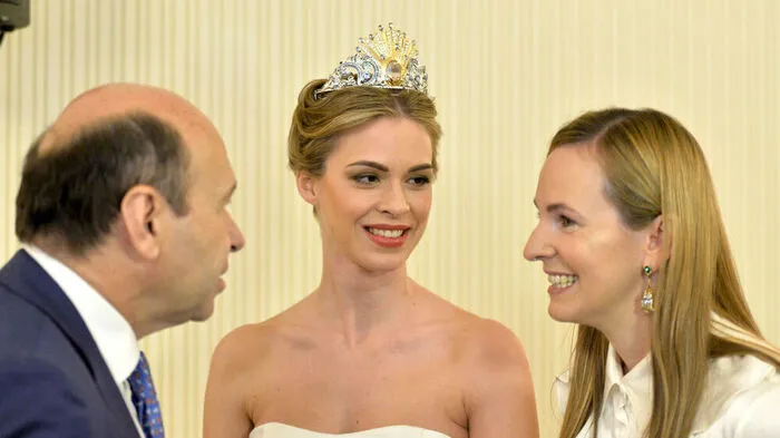 Opernball-Organisatorin Maria Großbauer (R), eine Debütantin (M) und Operndirektor Dominique Meyer im Rahmen der Präsentation "Swarovski-Tiara für den Wiener Opernball 2019" in Wien  