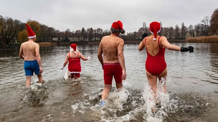 Der Berliner Verein "Seehunde" beim Weihnachtsschwimmen.
