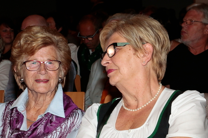 Im voll besetzten Volksheim Köflach begeisterte die große Sängerschar unter der musikalischen Leitung von Krista Kürzl (Köflach) und Ulrich Meier (Giengen) die Besucherschar mit einem bunten, abwechslungsreichen Programm.