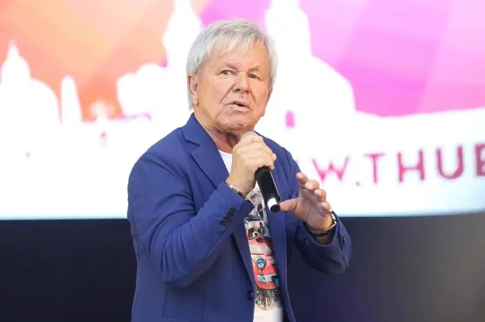 19. Thüringentag Feiern unterm Friedenstein in Gotha G G Anderson bei der Radio Schlagerparadies Schlagerbühne beim 19. Thüringentag Feiern unterm Friedenstein in Gotha Thüringen Deutschland *** 19 Thuringia Day Celebrations under the Friedenstein in Gotha G G Anderson at the Radio Schlagerparadies Schlagerbühne at the 19 Thuringia Day Celebrations under the Friedenstein in Gotha Thuringia Germany Copyright: xMatthiasxGränzdörferx