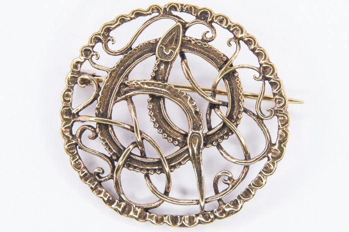 Beim Schmuck des „dunklen Zeitalters“ spielten der ­Gebrauchsnutzen und die Symbolik eine große Rolle. Fibeln, ­Broschen et cetera sollten mit ihrer Ornamentik Glück bringen und Unheil abwenden.