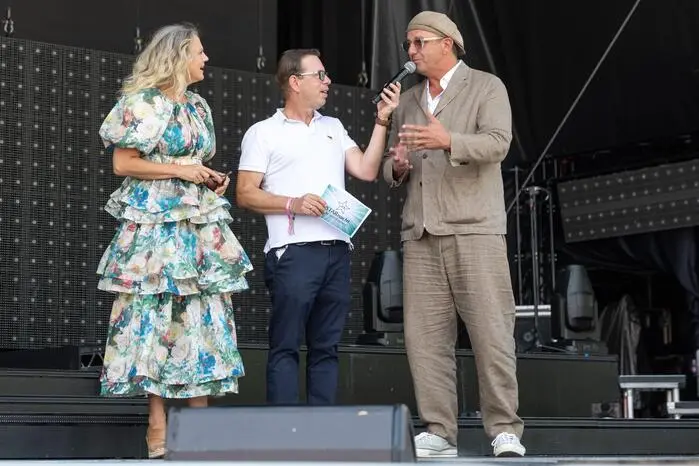 Rollentausch: Die Moderatoren Barbara Schöneberger und Hans Sigl wurden selbst interviewt, hier von Radio-Kärnten-Programmchef Martin Weberhofer. 