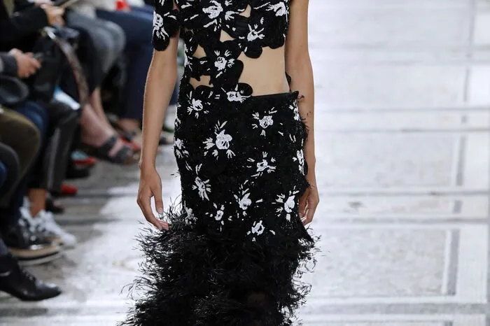 Haute Couture im herkömmlichen Sinne war das nicht, eher luxuriöses Pret-a-Porter.