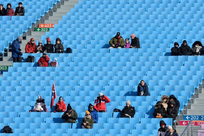 Wenige Zuschauer: Sehr wechselhaft gestaltete sich die Zuschauerbilanz dieser Spiele. Teilweise wurden Bewerbe vor gähnend leeren Tribünen ausgetragen. Die späte Ansetzung von Bewerben, besonders im Alpensia Olympic Park (ab 21.30 Uhr Ortszeit), wie etwa bei den Skisprungkonkurrenzen war neben teilweise großer Kälte und hoher Eintrittspreise die Rechnung, die den Veranstaltern präsentiert wurde.