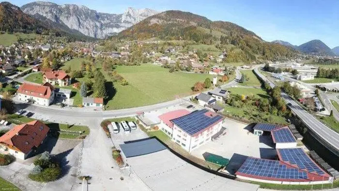 Die PV-Anlage auf den Dächern des Rüsthauses und des Bauhofes in Weißenbach bei Liezen ist rund 600 Quadratmeter groß