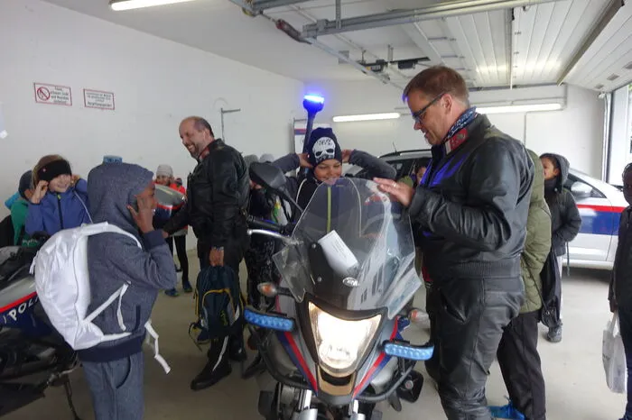 Die Motorräder begeistern die Kinder - vor allem, weil sie auch einmal hinaufsitzen dürfen.