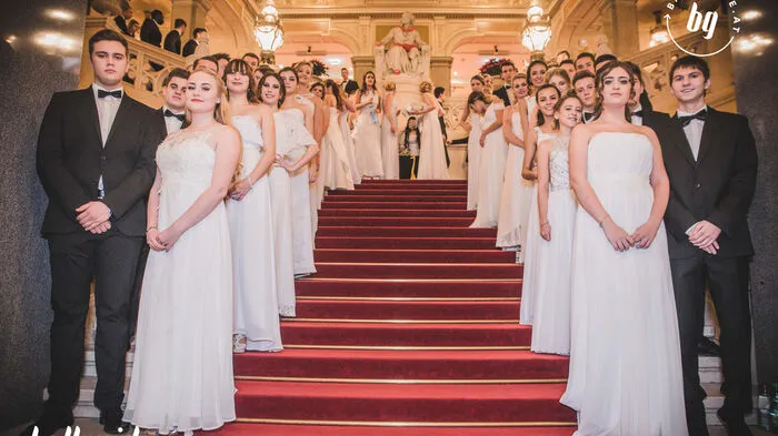 Die Maturantinnen und Maturanten des BG/BRG Lichtenfels führten ihre Gäste im Grazer Congress durch eine rauschende Ballnacht. Unter dem Motto "Hakuna Matata - Am Lichtenfels werden Könige gekrönt", wurde bis in die frühen Morgenstunden gefeiert. Klicken Sie sich durch die Bildergalerie!