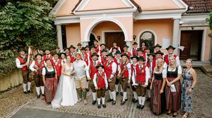 Musikverein Söchau mit dem Brautpaar